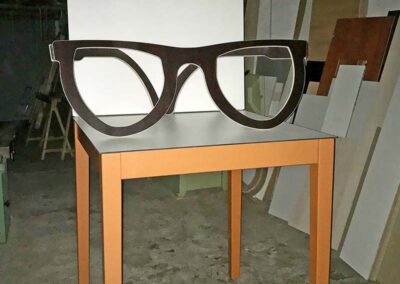 Tischlerei Hatunschek Riesenstuhl mit Brille